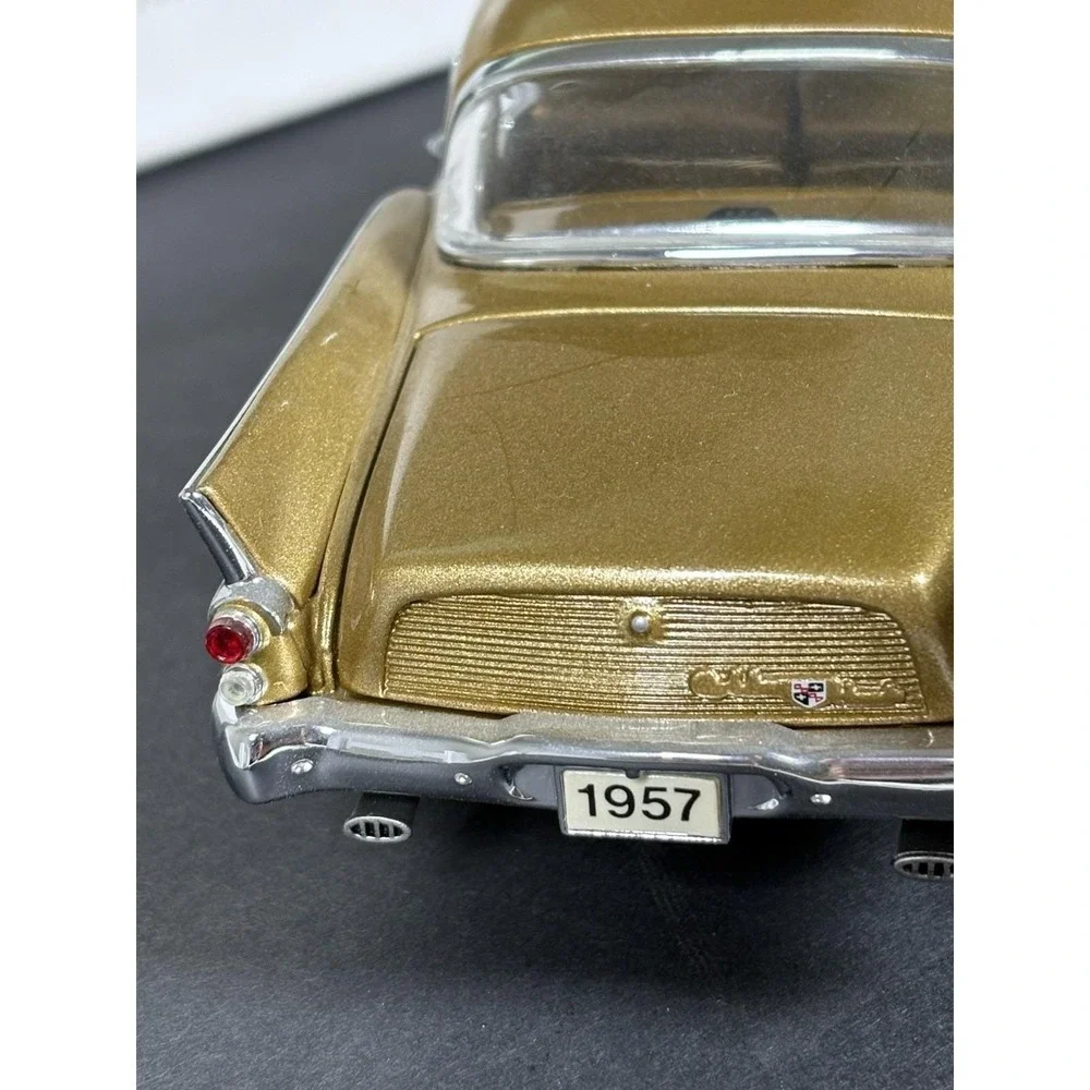 1957 Studebaker Golden Hawk Danbury Mint 1:24 Diecast Car Gold w/ Box